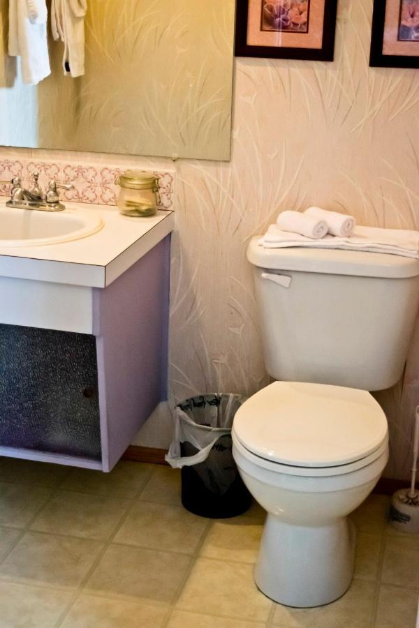 The Dewberry Homestay B&B Edmonton Eksteriør bilde